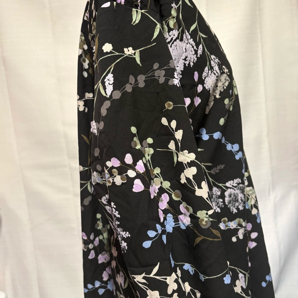 Floral V-Neck Blouse - Black - Picture 4 of 12